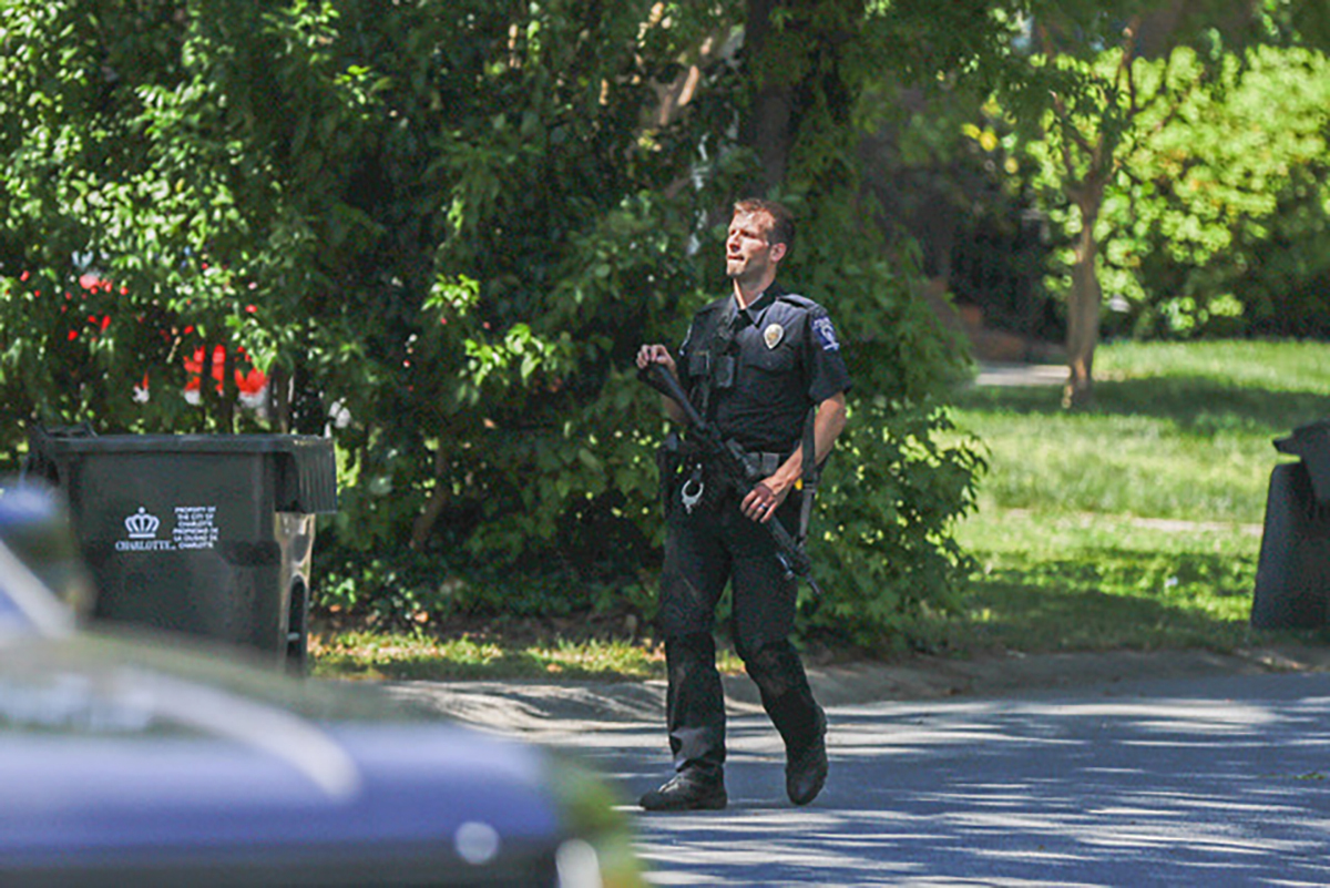 Un oficial de policía de Charlotte-Mecklenburg en patrulla en el área donde ocurrió el tiroteo