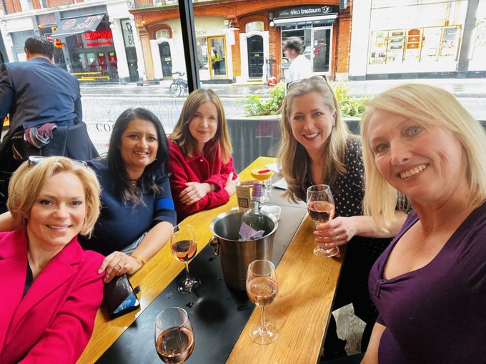 De izquierda a derecha: Kasia Madera, Geeta Guru-Murthy, Annita McVeigh, Karin Giannone y Martine Croxall