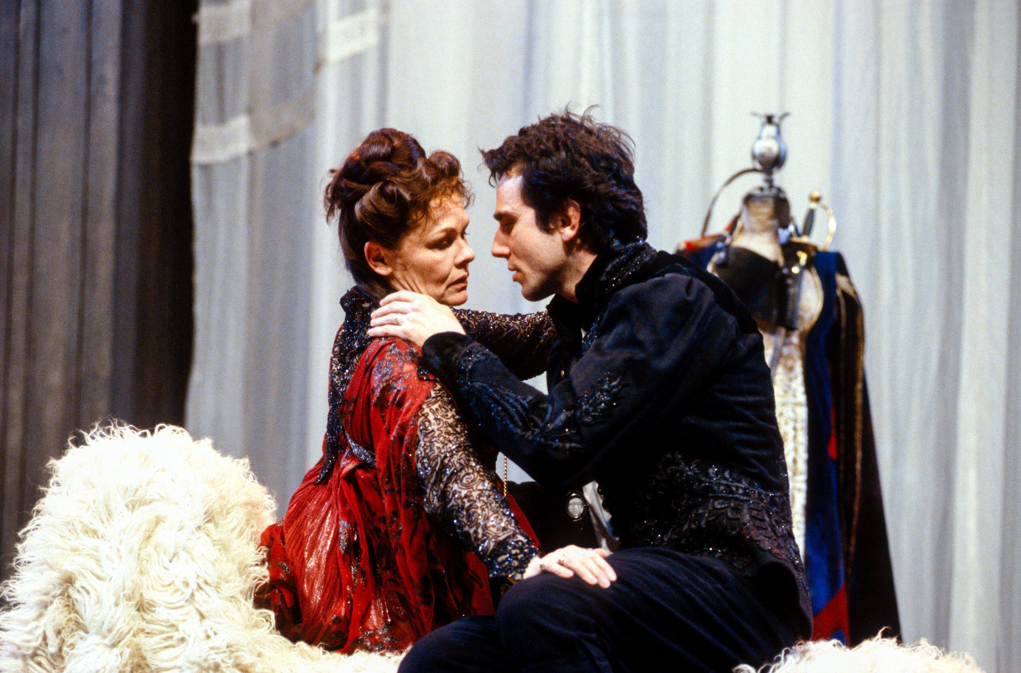 Judi Dench as Gertrude with Daniel Day-Lewis as Hamlet at the National Theatre in 1989: this was the last time that Day-Lewis appeared on stage after reports he’d seen a ghost